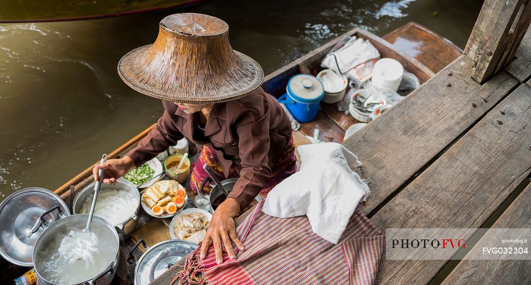 Ratchaburi, floating market near Damnoen Saduak west of Bangkok, Thailand