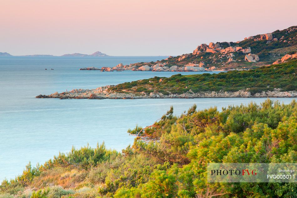 The north-eastern Sardinia is one of the pearls of the Mediterranean. Rich in vegetation and rocks, the most unusual shapes, is famous worldwide for the Maddalena Archipelago, a group of islands that seems to represent the jewels of the Gods