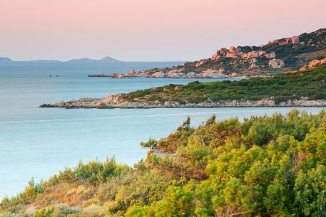 The north-eastern Sardinia is one of the pearls of the Mediterranean. Rich in vegetation and rocks, the most unusual shapes, is famous worldwide for the Maddalena Archipelago, a group of islands that seems to represent the jewels of the Gods