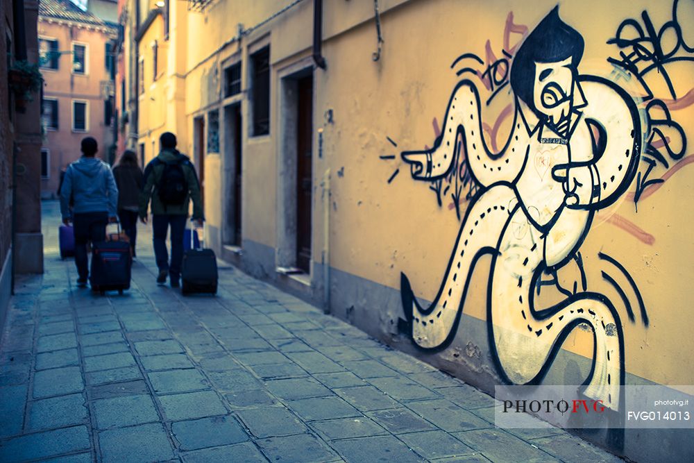 Tourists with suitcase in the Calle dei Tedeschi alley, Venice, Veneto, Italy, Europe