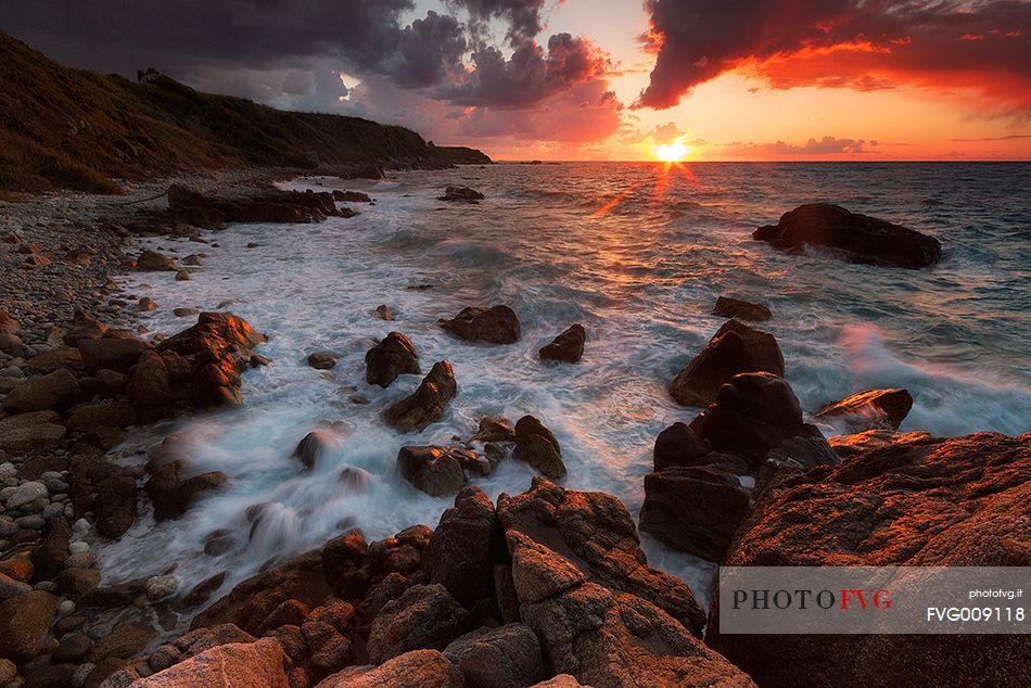 The reef of Briatico Marina burst from the cold spring wind and warmed by the last light of day