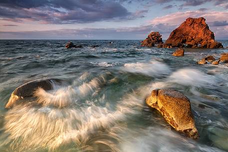 The roar of the sea, with all its force, and the last warm light of day cleave the reef of Briatico Marina