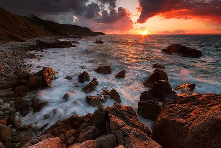 The reef of Briatico Marina burst from the cold spring wind and warmed by the last light of day