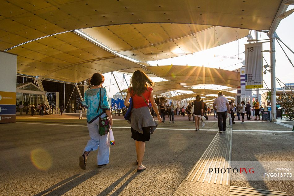 Expo Milano 2015 (Milan Universal Exposition 2015), Decumano (Decumanus) Street. The main street in Expo, long 1500 meters and covered by a high-tech roofd, houses on both sides of the national pavilions of Participating Countries.