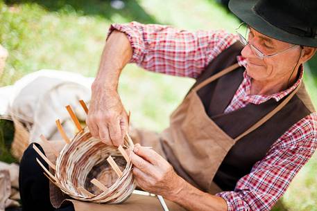 Artisan creates wicker baskets