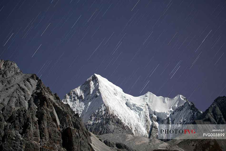 Long exposure during a starry night in the Yading Nature Reserve, Sichuan.
