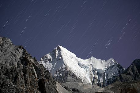 Long exposure during a starry night in the Yading Nature Reserve, Sichuan.
