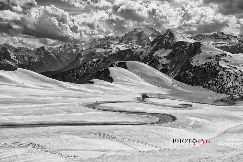 Giau Pass is located at the center of a vast mountain pastures at the foot of Nuvolau (2,574 m) and dell'Averau