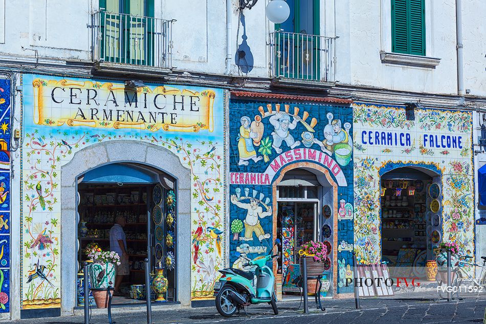 Vietri is the origin of dishes, flowerpots, vases and tiles found in restaurants, hotels and homes throughout the Amalfi area.