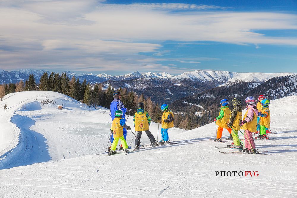 Children at the ski lesson in the piste of Biospharenpakbahn Brunnach, Nockberge mountain area, Bad Kleinkirchheim, Carinthia, Austria, Europe