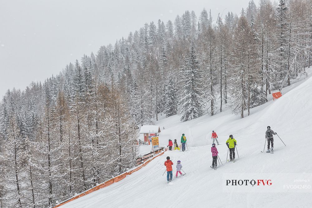 Skiers in the ski area of Maibrunnbahn, Bad Kleinkirchheimm, Carinthia, Austria, Europe