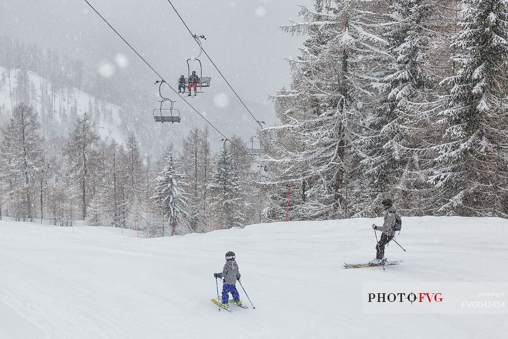 Skiers in the ski area of Maibrunnbahn, Bad Kleinkirchheimm, Carinthia, Austria, Europe