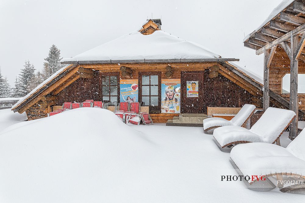 Snowy terrace in the Maibrunnbahn ski area, Bad Kleinkirchheim, Carinthia, Austria, Europe