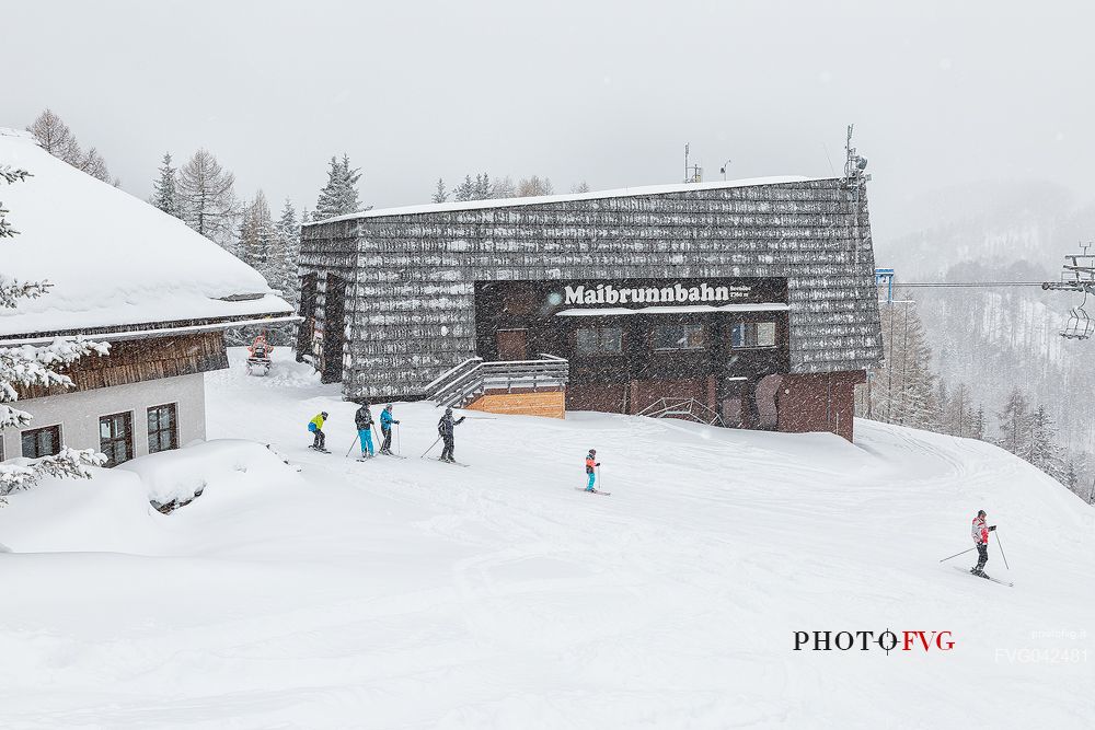 Skiers on the top of Maibrunnbahn alpine station, Bad Kleinkirchheim, Carinthia, Austria, Europe