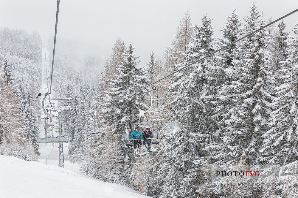 Skiers in the chair lift of Maibrunnbahn, Bad Kleinkirchheimm, Carinthia, Austria, Europe