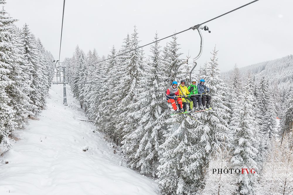 Skiers in the chair lift of Maibrunnbahn, Bad Kleinkirchheimm, Carinthia, Austria, Europe