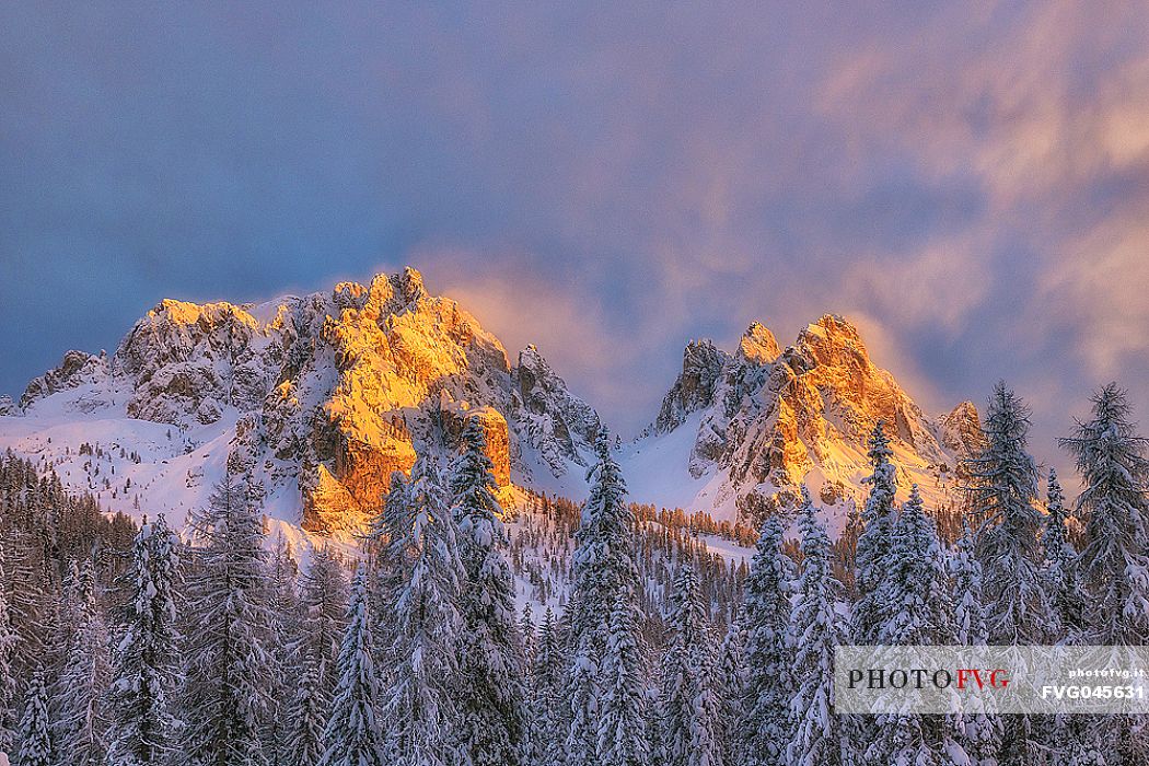 The last sun rays on Cadini di Misurina, winter sunset, dolomites, Cadore, Veneto, Italy, Europe