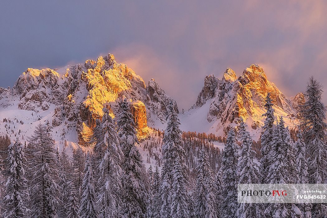 The last sun rays on Cadini di Misurina, winter sunset, dolomites, Cadore, Veneto, Italy, Europe