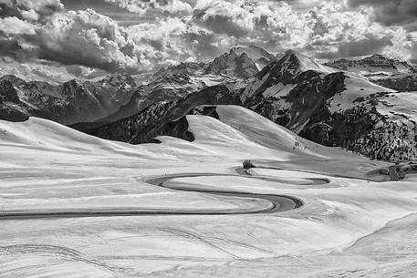 Giau Pass is located at the center of a vast mountain pastures at the foot of Nuvolau (2,574 m) and dell'Averau