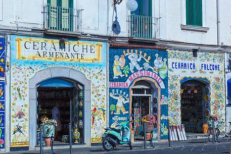 Vietri is the origin of dishes, flowerpots, vases and tiles found in restaurants, hotels and homes throughout the Amalfi area. Vietri is the origin of dishes, flowerpots, vases and tiles found in restaurants, hotels and homes throughout the Amalfi area.