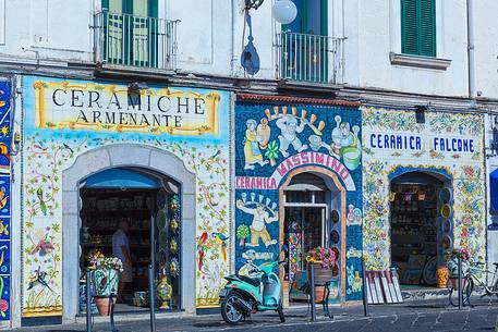 Vietri is the origin of dishes, flowerpots, vases and tiles found in restaurants, hotels and homes throughout the Amalfi area.