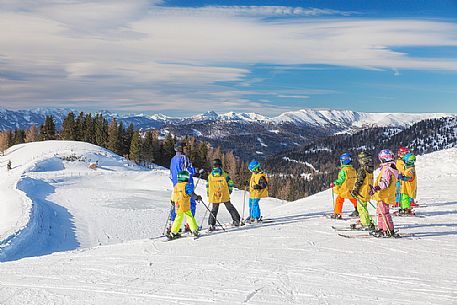 Children at the ski lesson in the piste of Biospharenpakbahn Brunnach, Nockberge mountain area, Bad Kleinkirchheim, Carinthia, Austria, Europe