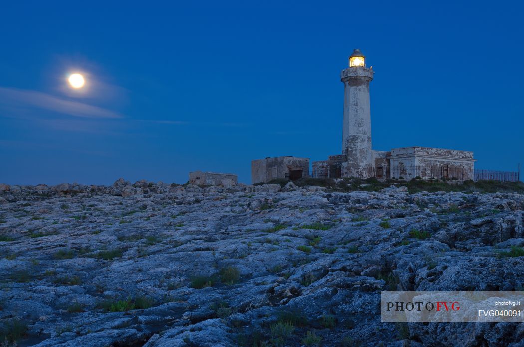 Capo Murro di Porco Peninsula lighthouse by night, Siracusa, Sicily, Italy, Europe