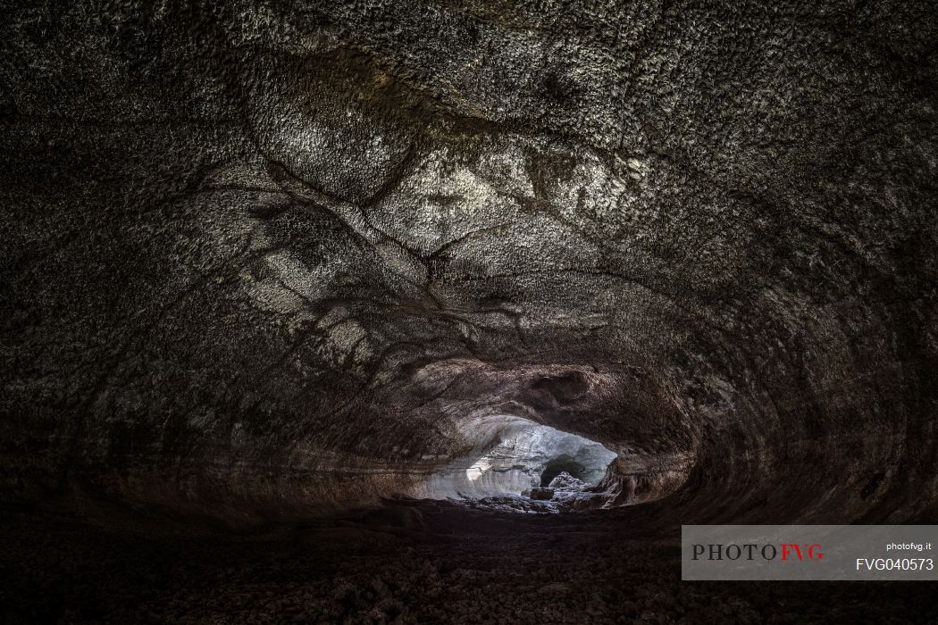 Lamponi lava cave, Etna, Castiglione di Siclia, Sicily, Italy, Europe