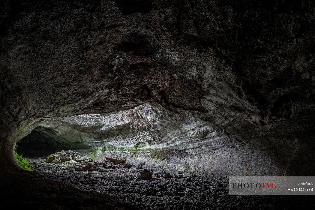 Lamponi lava cave, Etna, Castiglione di Siclia, Sicily, Italy, Europe