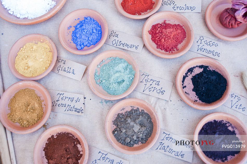 Color powder used in medieval times to color clothes