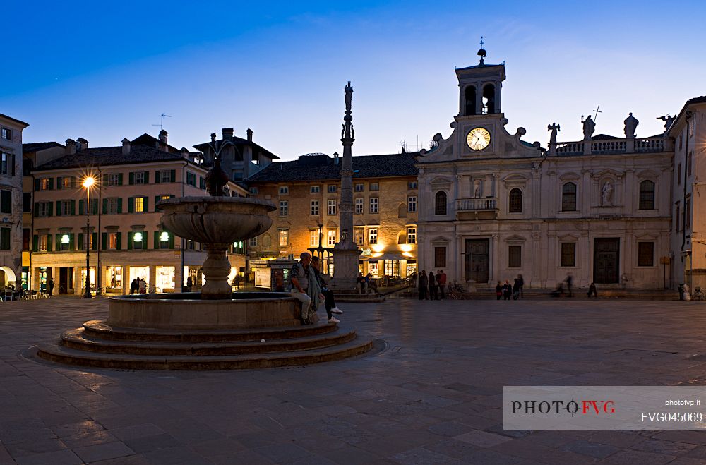 The fountain by Giovanni da Udine with the Madonna con Bambino coloumn and the front side of the San Giacomo church in background Udine, Friuli Venezia Giulia, Italy, Europe