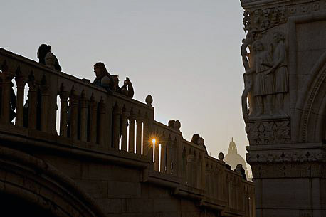 Tourists admire the ducal palace Palazo Ducale from the Straw bridge in Venice, in the distance the dome of the basilica di Santa Maria della Salute. Italy Tourists admire the ducal palace Palazo Ducale from the Straw bridge in Venice, in the distance the dome of the basilica di Santa Maria della Salute. Italy