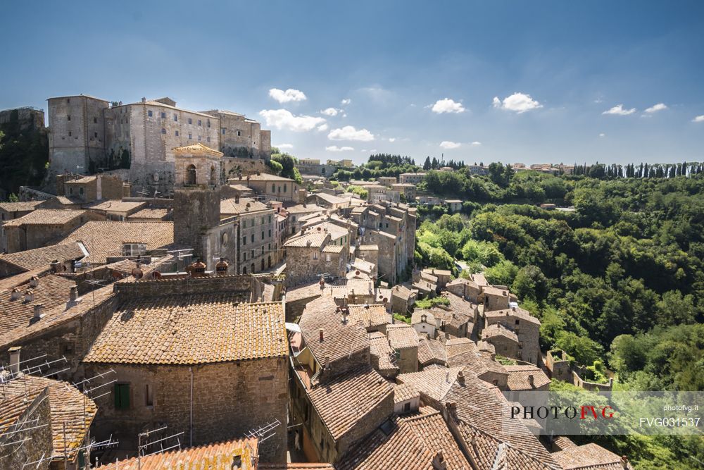The old village of Sorano dominated by the medieval Orsini fortress, Maremma, Tuscany, Italy