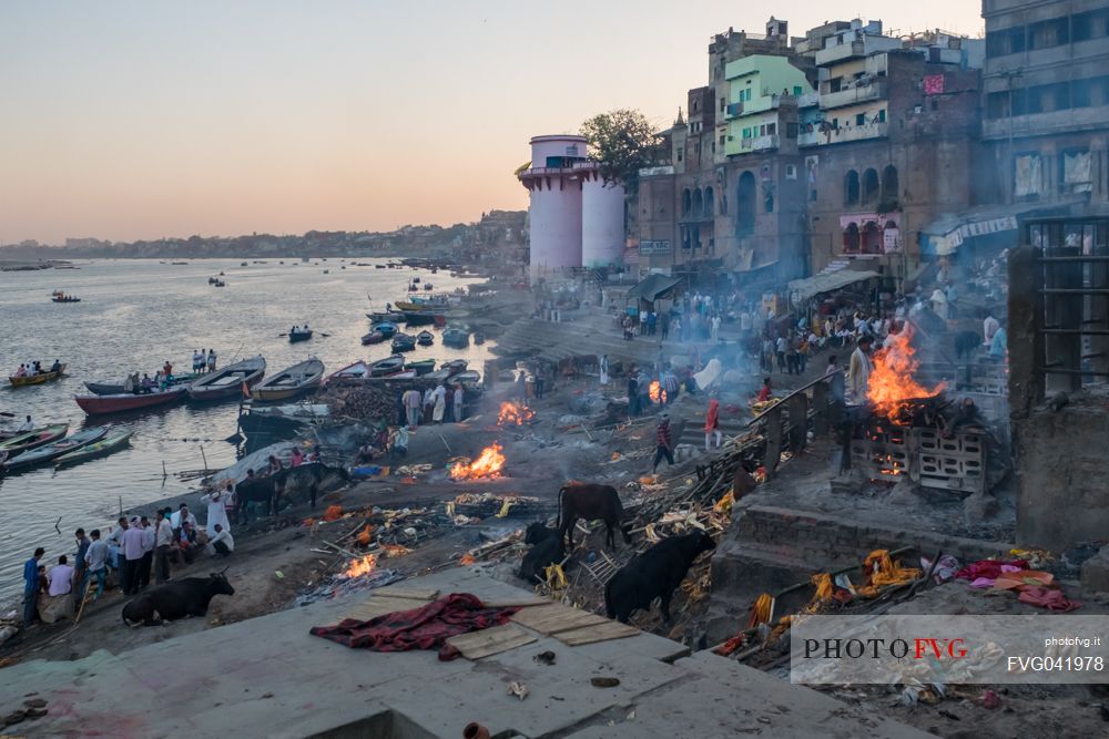 Manikarnika ghat, the most important burning ghat in Varansi, where bodies are burnit during sacred rituals of cremation, Uttar Pradesh, India