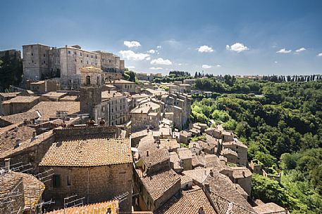 The old village of Sorano dominated by the medieval Orsini fortress, Maremma, Tuscany, Italy
