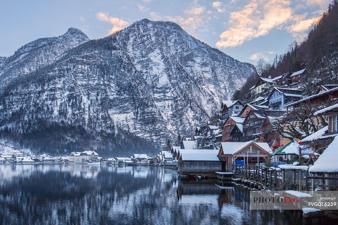 Typical houses of Hallstatt, clinging to the steep slope that hangs on the lake shore.
the small village is Unesco heritage from 1997