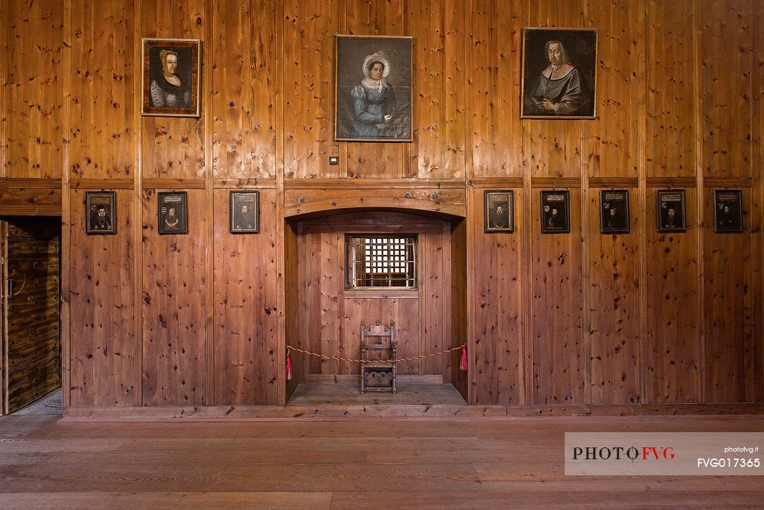 Room used to cure the sick then became school with paintings of the noblest pupils ; the chair indicated the degree of wealth of a pupil