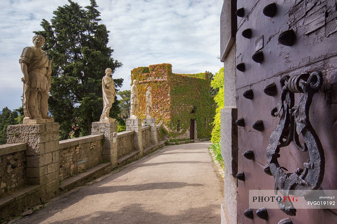 The entrance to the castle of Duino is decorated with classical style statues, along with the Mediterranean greenery and the sea, giving the castle the pleasantness of a villa
