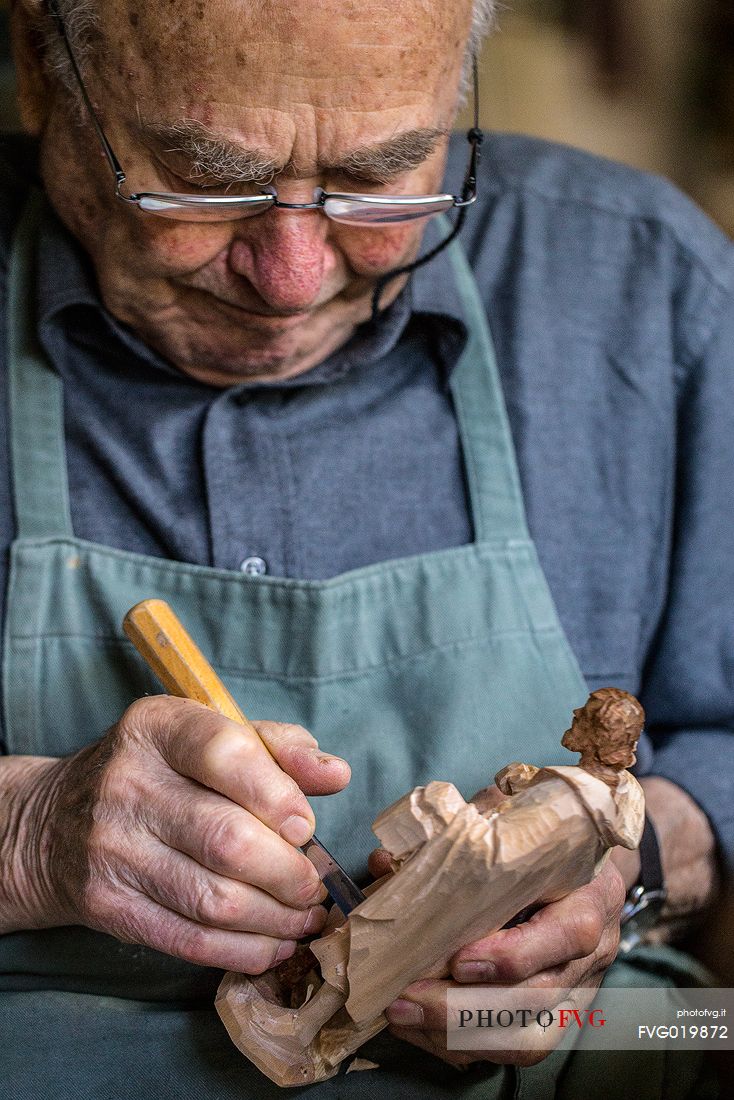 Carver in Sesto;
Among the centuries-old craft traditions of South Tyrol there to carve real works of art in wood, especially statues of saints, nativity figurines and masks. The shops or stores of the carvers are mainly located in Sesto