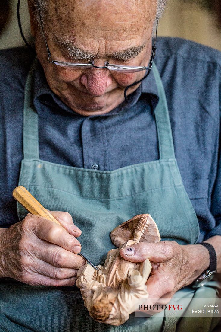 Carver in Sesto;
Among the centuries-old craft traditions of South Tyrol there to carve real works of art in wood, especially statues of saints, nativity figurines and masks. The shops or stores of the carvers are mainly located in Sesto