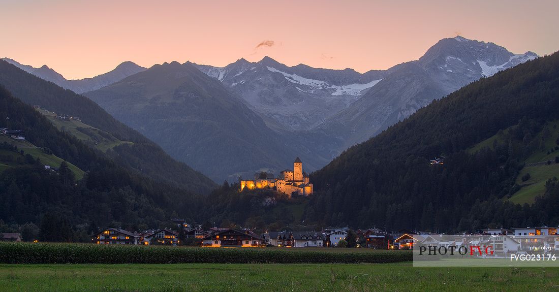The medieval castle of Campo Tures (Burg Taufers) is one of the most beautiful  and large castles across  the Tyrolean area and rises above Campo Tures; It is the early thirteenth century and is set on a rocky embankment washed by the river Ahr