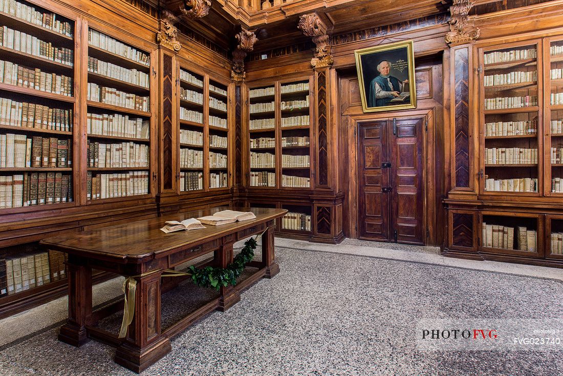 The Guarneriana Library, founded in 1466, is the oldest Friuli library and one of the first institutions of public reading in Italy. The library was created to accommodate the donation of 160 codes, humanist collection of fifteenth Guarniero D'Artegna; Today contains dozens of humanistic codes, often richly illuminated, and eighty incunabula, Italy