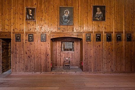 Room used to cure the sick then became school with paintings of the noblest pupils ; the chair indicated the degree of wealth of a pupil