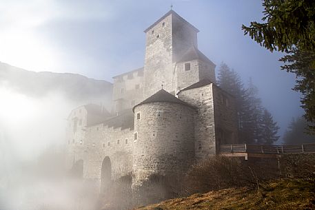 The medieval castle of Campo Tures (Burg Taufers) is one of the most beautiful  and large castles across  the Tyrolean area and rises above Campo Tures; It is the early thirteenth century and is set on a rocky embankment washed by the river Ahr