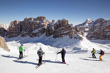 Group of skiers on the slopes below the Fanis group and Tofana di Rozes ski