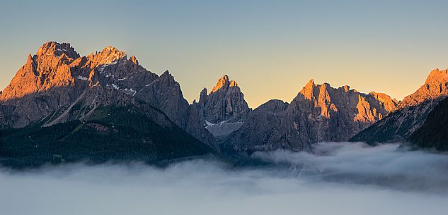 Meridiana di Sesto at dawn ;
From left : Croda Rossa, Cima Undici, Croda dei Toni, Pulpito, Cima Una, Pusteria valley, Italy