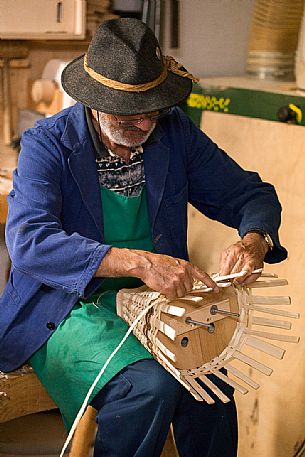 Handicraft and weaving technique of basket-maker Plack Johann of Villabassa