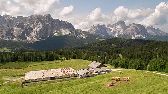 Alpe di Nemes hut with view of the Sesto Dolomites in the background