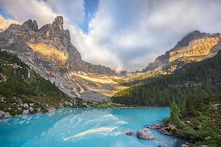 The Dito di Dio peak in the Sorapiss mountain group with the emerald lake of the Sorapiss, Cortina d'Ampezzo, Dolomites, Italy