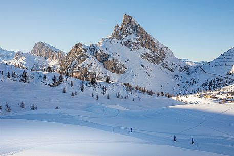 Skiers on the slopes of the Falzarego Pass and in the background the Sass de Stria mount, Cortina d'Ampezzo, dolomites, Veneto, Italy, Europe